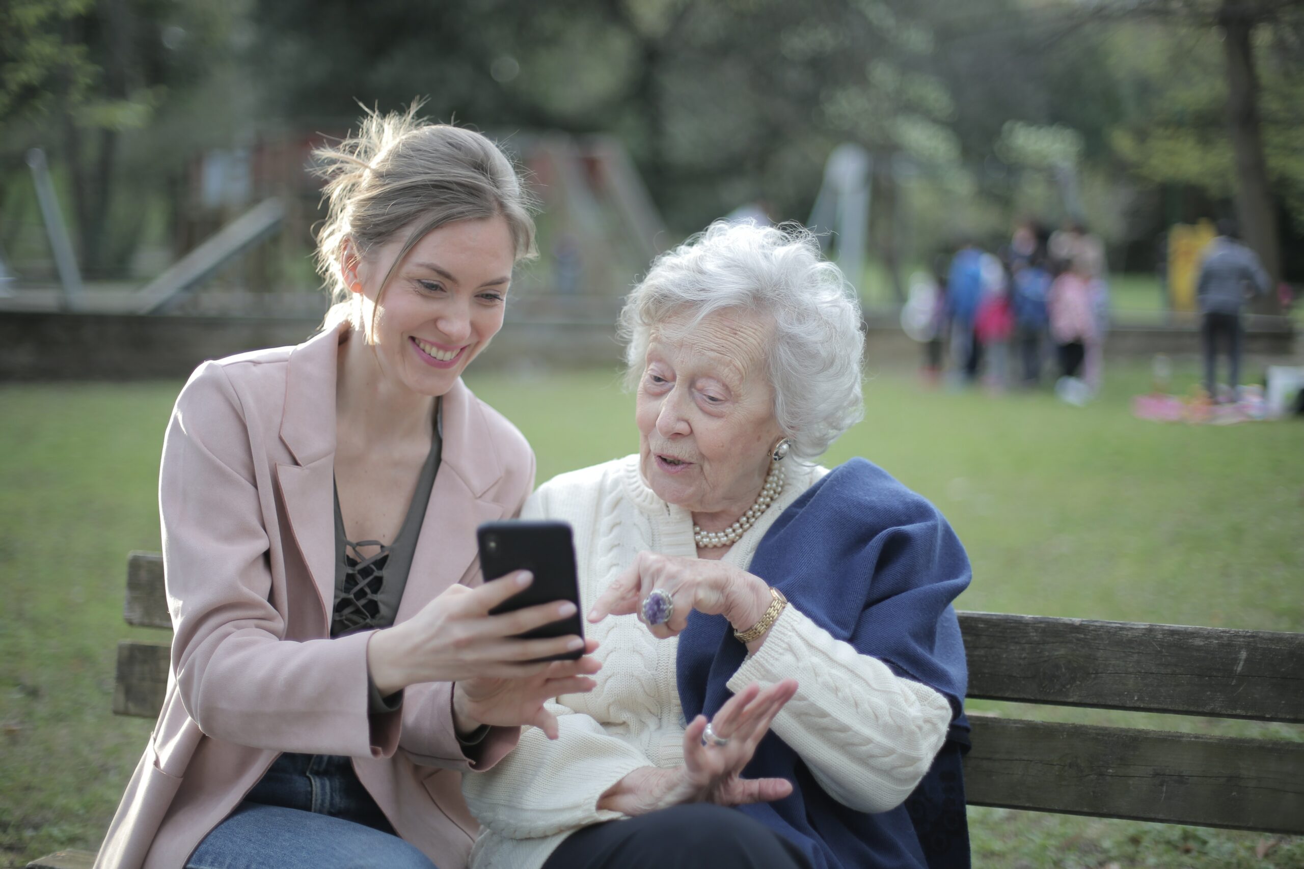 elderly-woman-mobile-phone